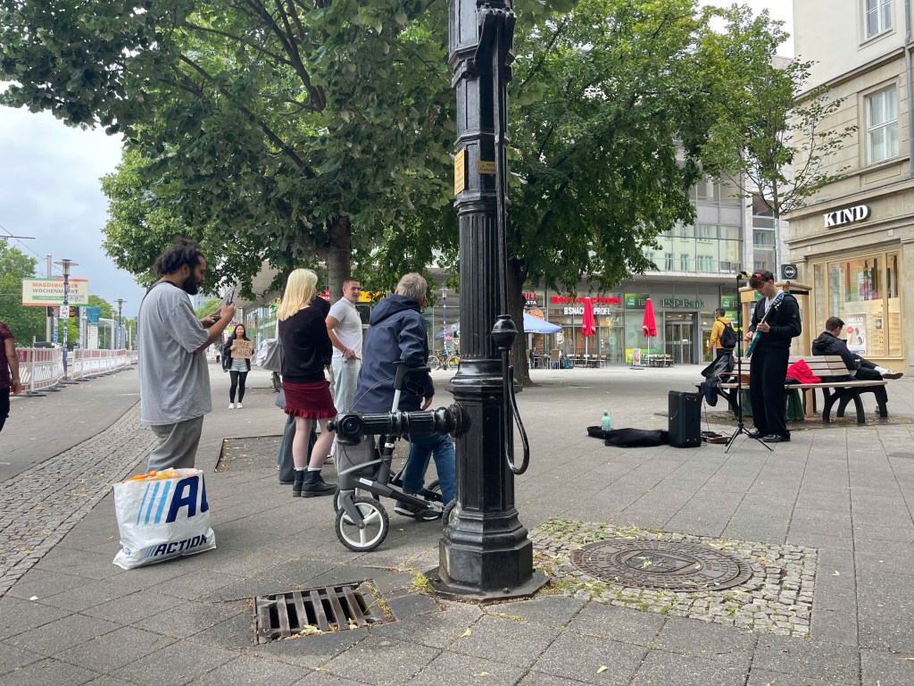 Khi tất cả hòa chung vào cùng một bản nhạc – Những cái ôm ấm áp ngày&nbsp;mưa